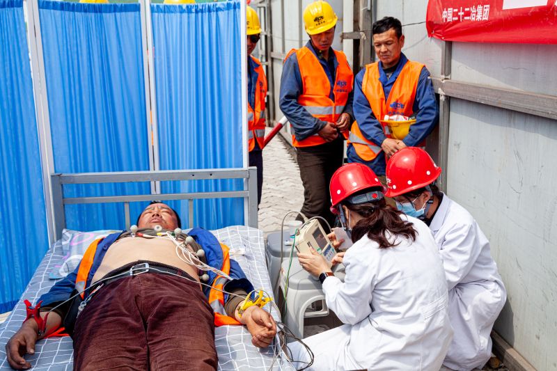 5.辦實事——邀請?zhí)粕蕉贬t(yī)院醫(yī)務(wù)工作者為施工作業(yè)人員進行全面體檢