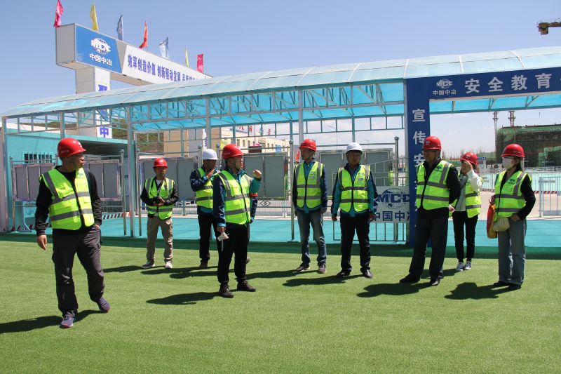 6.項(xiàng)目經(jīng)理帶領(lǐng)媒體記者參觀施工現(xiàn)場(chǎng)