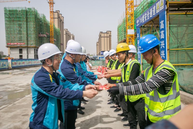 5.辦實(shí)事——與協(xié)力隊(duì)伍人員及當(dāng)?shù)鼐用窠Y(jié)對幫扶,并發(fā)放志愿服務(wù)卡