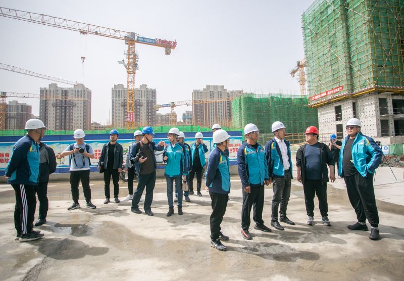 6.開新局——項(xiàng)目工程經(jīng)理帶領(lǐng)與會(huì)人員參觀施工現(xiàn)場